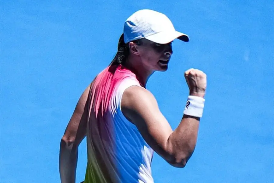 Swiatek closes on Sabalenka in Australian Open title betting